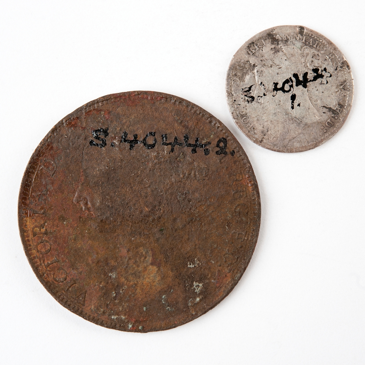 Brittiska mynt präglade 1885 respektive 1888