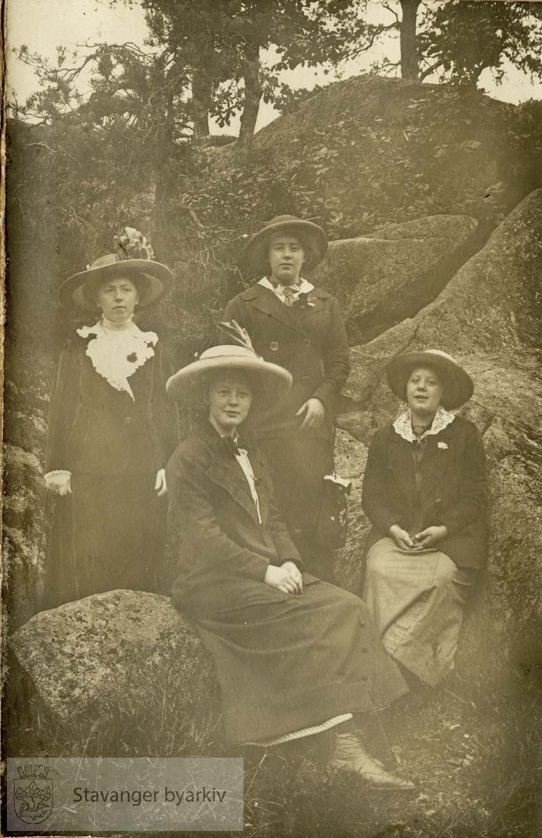 Fire kvinner på tur i skogen