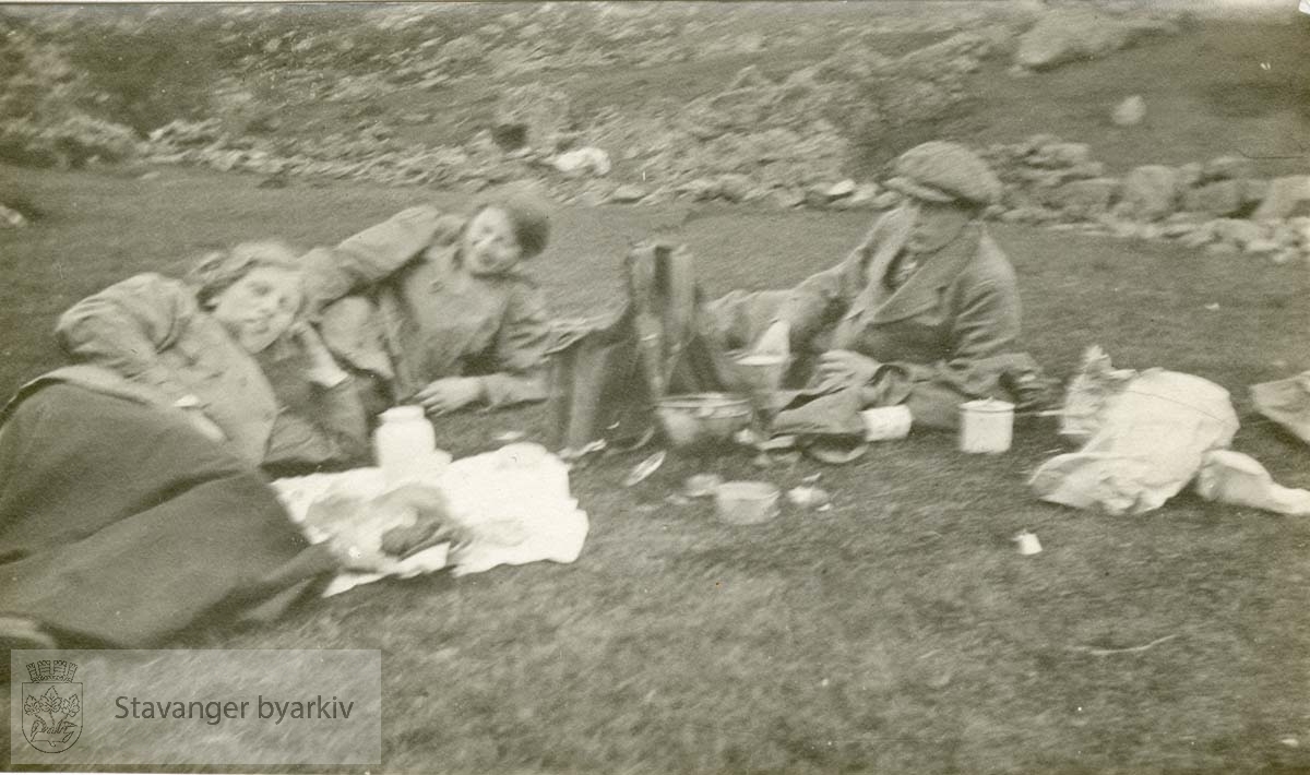 En mann og to damer på piknik