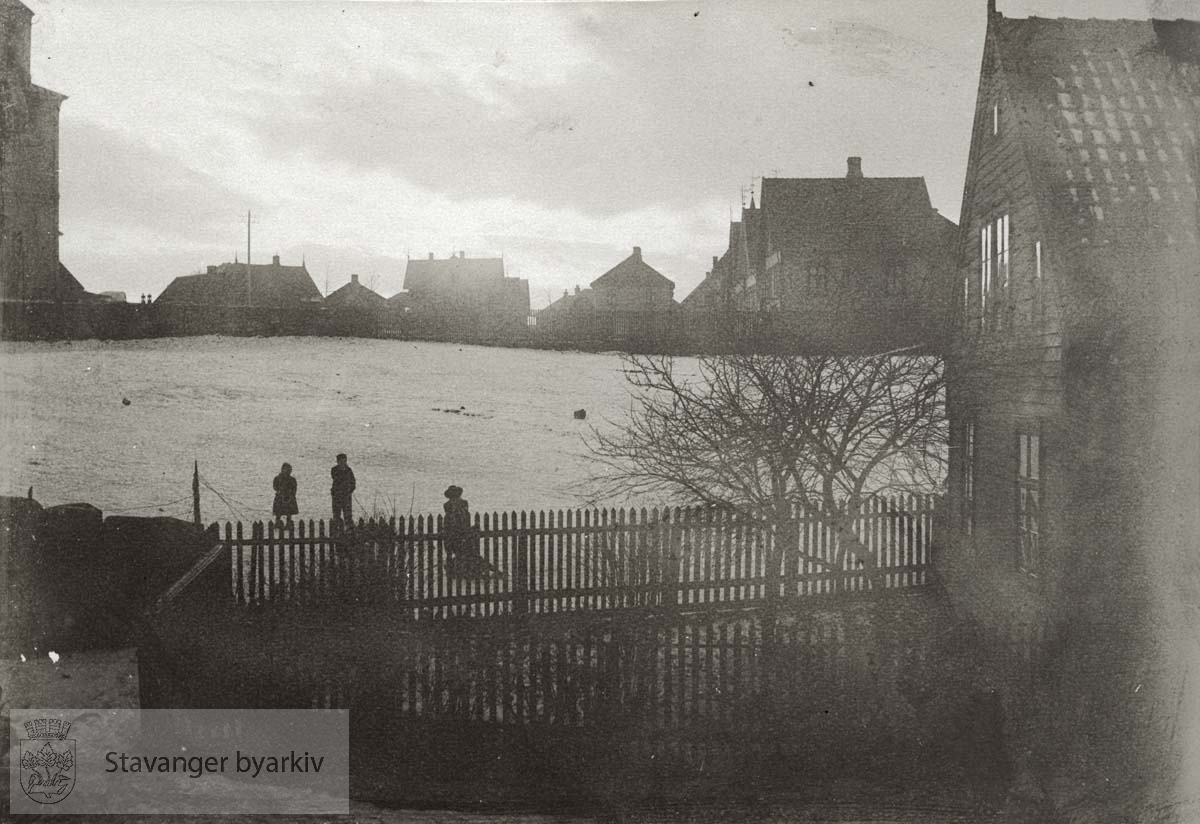 Barn med kjelke/akebrett nedenfor Hetland kirke. Nærmeste hus er Tårngata 35. Husene i bakgrunnen ligger da sannsynligvis til Tårngata, Jelsagata og Storhaugveien.