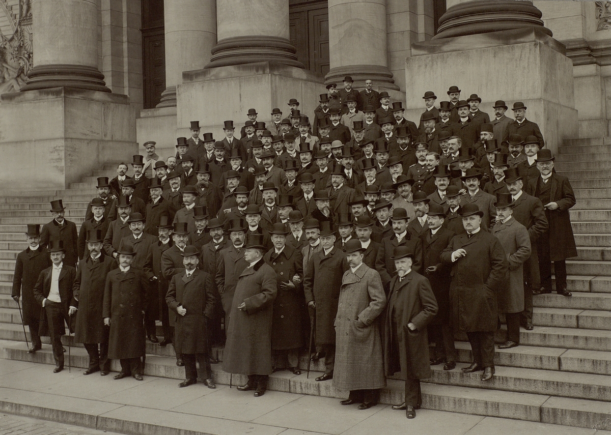 Gruppbild av den första trådlösa telegrafkonferensen i Berlin 1906.