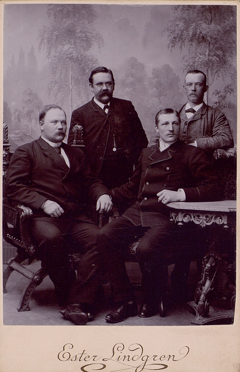 Distriktsingenjör Fredrik Nyström, telefondirektör Lars Erik Ekeberg och G.A. Ternberg. Fotot taget mellan 1889-1894.