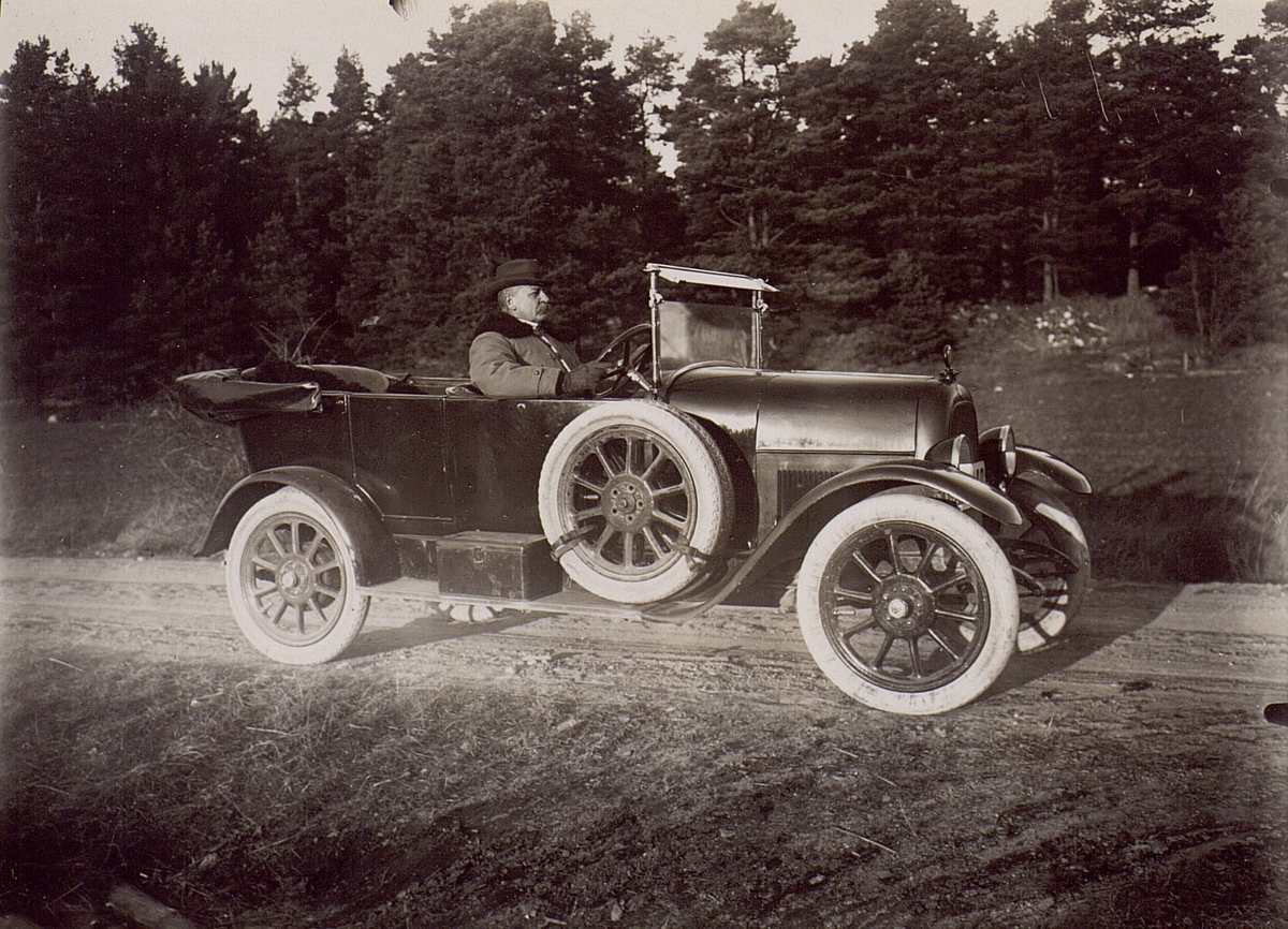 Telefondirektör Anders Lignell i tjänstebilen 1920-talet. (Fiat 501, tillverkad 1919-1926).