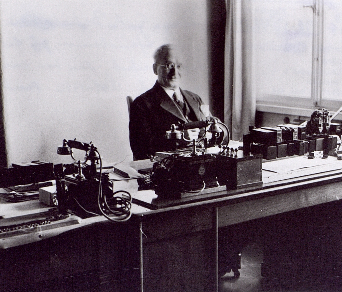 Ingenjör G.A. Betulander i sitt tjänsterum på telegrafverket, där han var anställd 1891-1910 samt 1920-1936.
