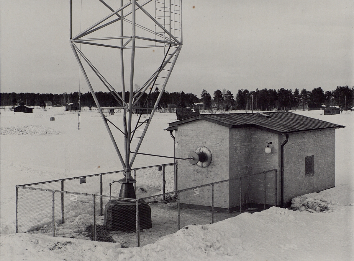 Luleå. Mastfundamentet och antennhuset, belägna på ca 150 meters avstånd från stationsbyggnaden .