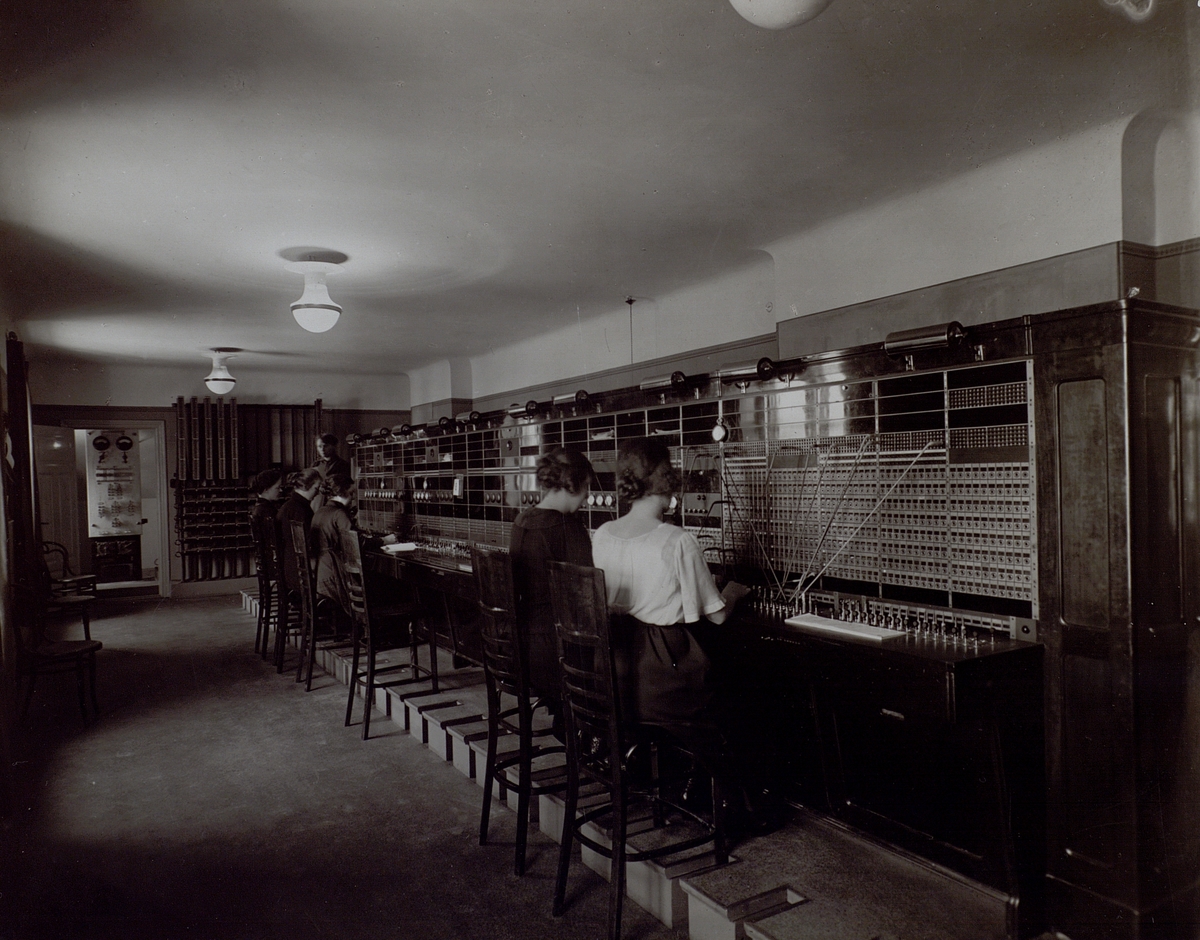 Hörby. Telefonsal med växelbord för lokal-, lands-och riksexpedition. Närmast kameran ett klaffjackbord cirka 1930.