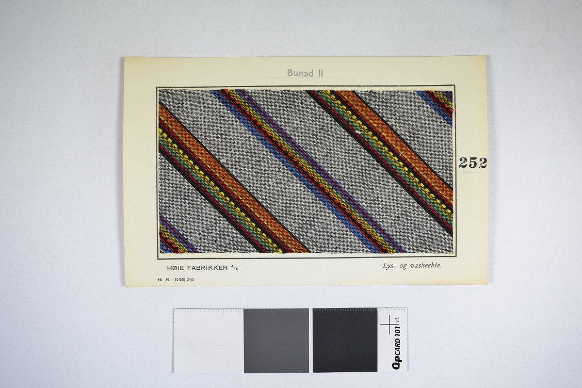 Prøvekort bestående av tekstilprøve limet til et papirkort.