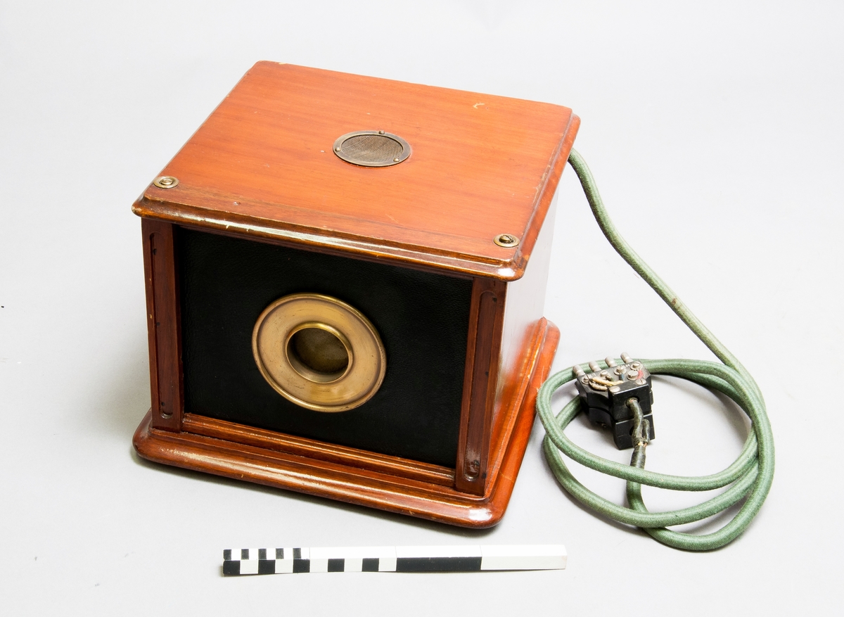 Kondensatormikrofon, föremålet är märkt "Speech input equipment, condenser transmitter amplifier".