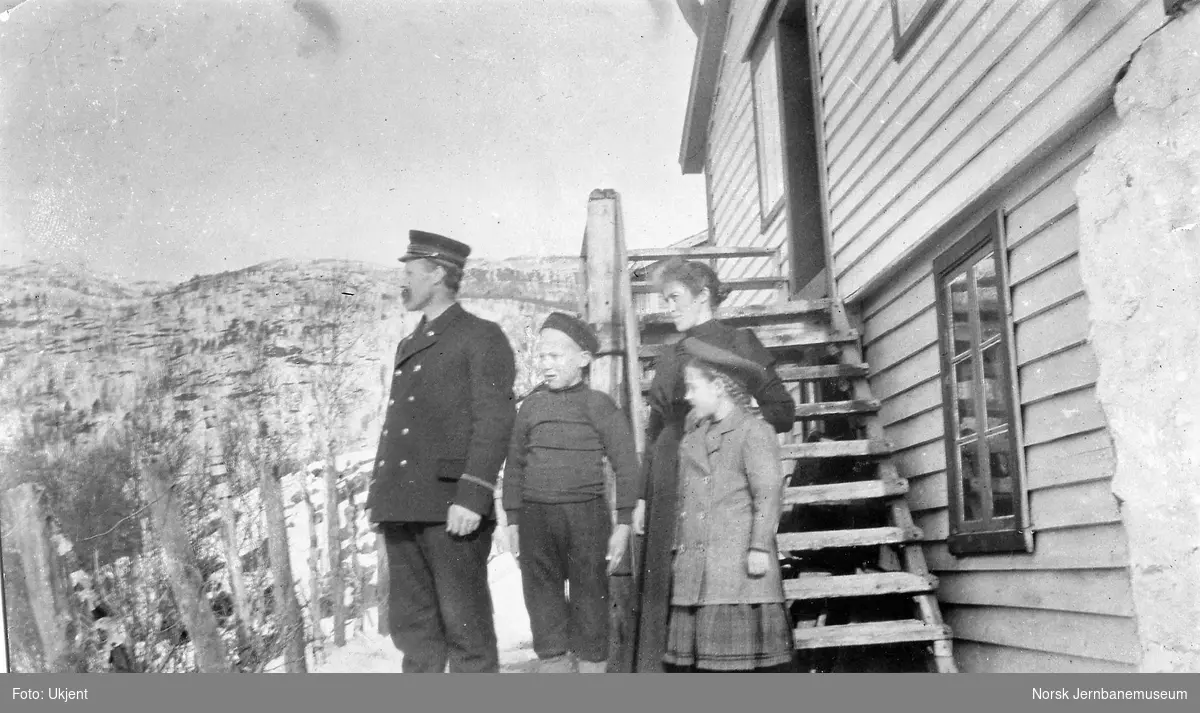 Baneformann Johannes H. Romslo med famile ved Skiple vokterbolig.