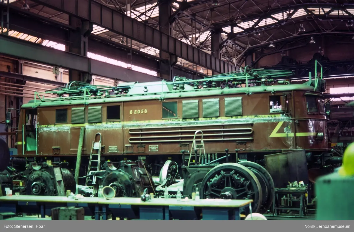 Elektrisk lokomotiv type El 8 nr. 2058 under revisjon på Grorud Verksted.