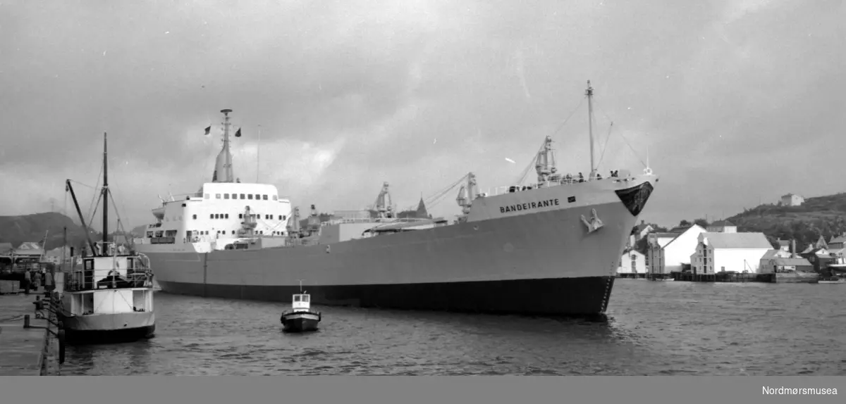Skipet "SAL Bandeirante" i havnepassenget i Kristiansund. Fotograf er Nils Williams. Datering er ca. 1960. Fra Nordmøre museums fotosamlinger.