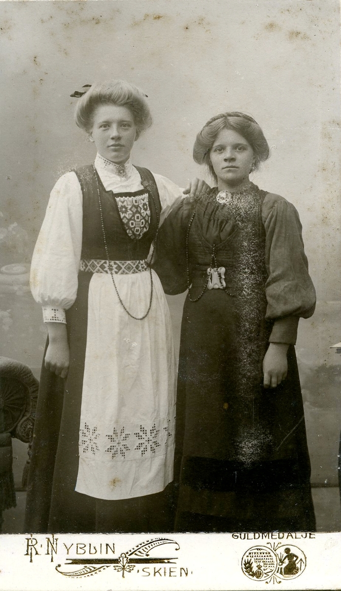 Systrene som begge heitte Gunhild A. Heldal. Til venstre Tulla og til høgre Tytta.