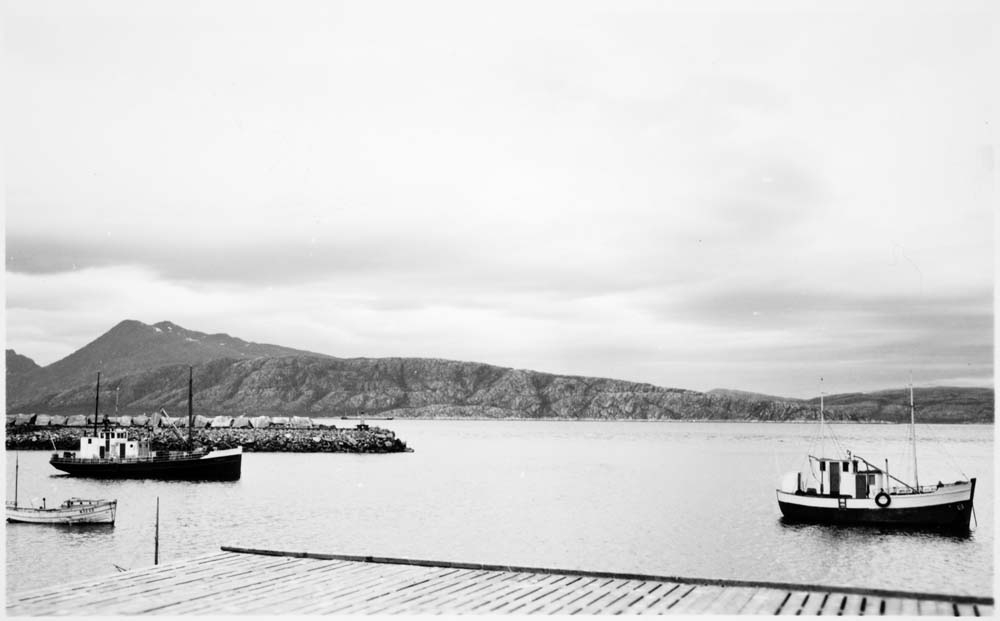 Havna i Sandnessjøen sett fra kaia. To skøyter den ene med navnet "Signal" og M/K Bjørg tilhørende Olaf Johnsen.
(Bildet muligens tatt i forbindelse med sangkor tur til Sandnessjøen se VBH.F.2011-040-0005)