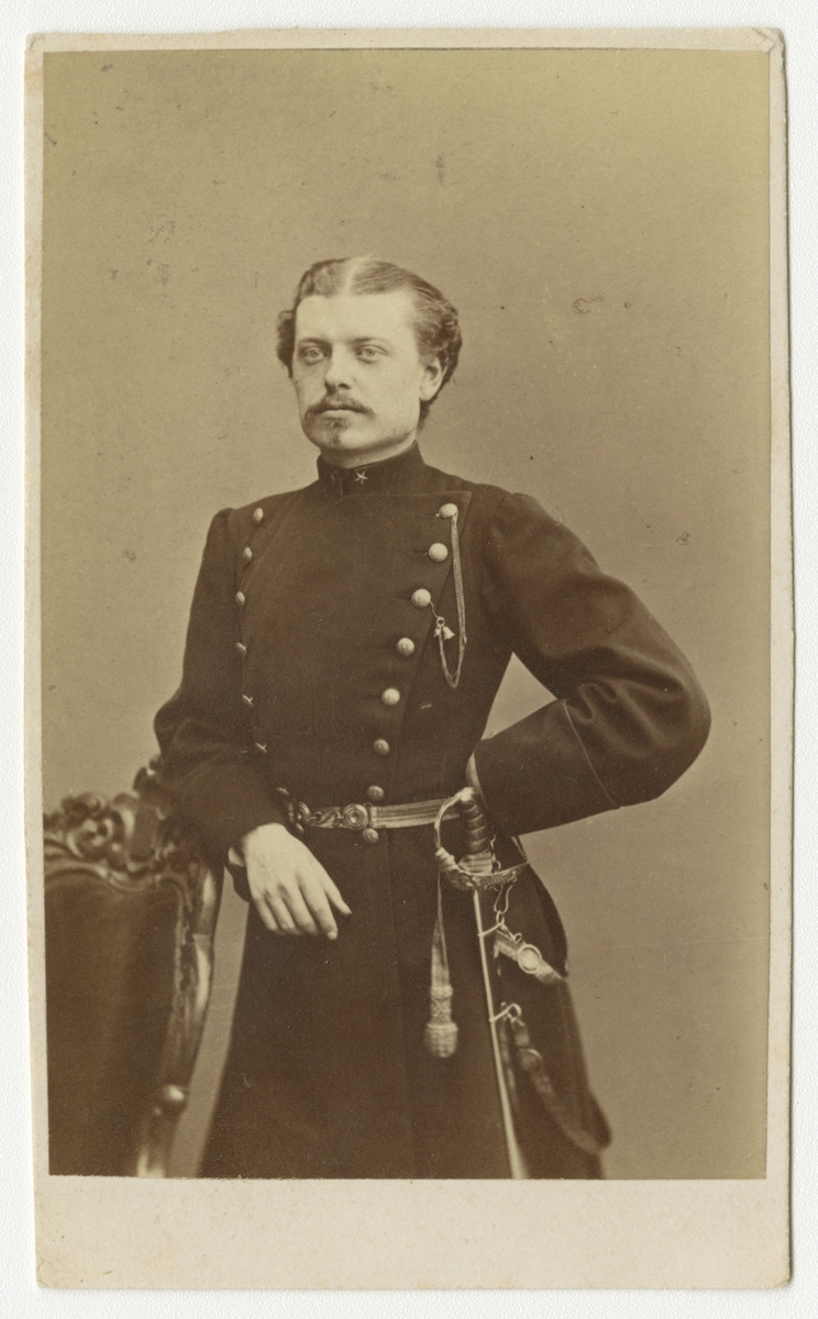 Porträtt av Johan Hjalmar Lindeberg, underlöjtnant vid Västmanlands regemente I 18.

Se även bild AMA.0007825.