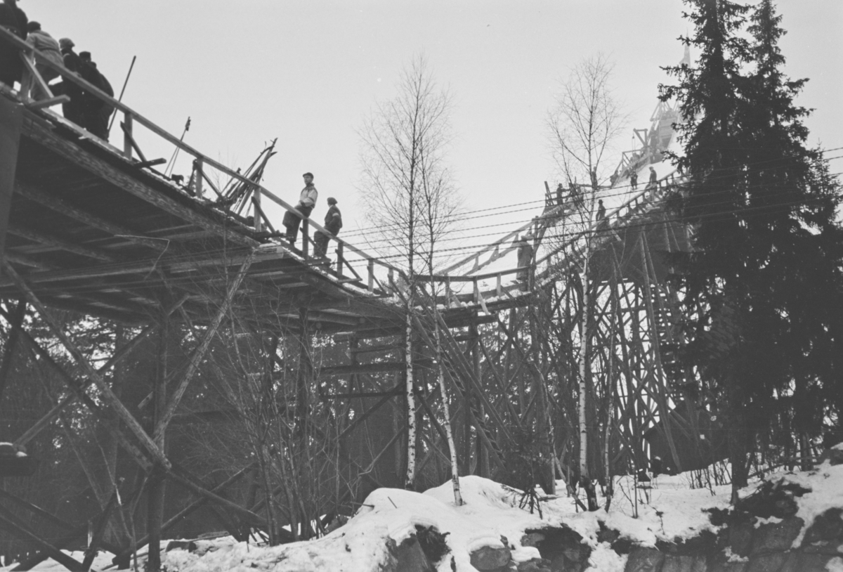 Holmenkollrennet 1939. Første hopper i setter utfor ovarennet.
