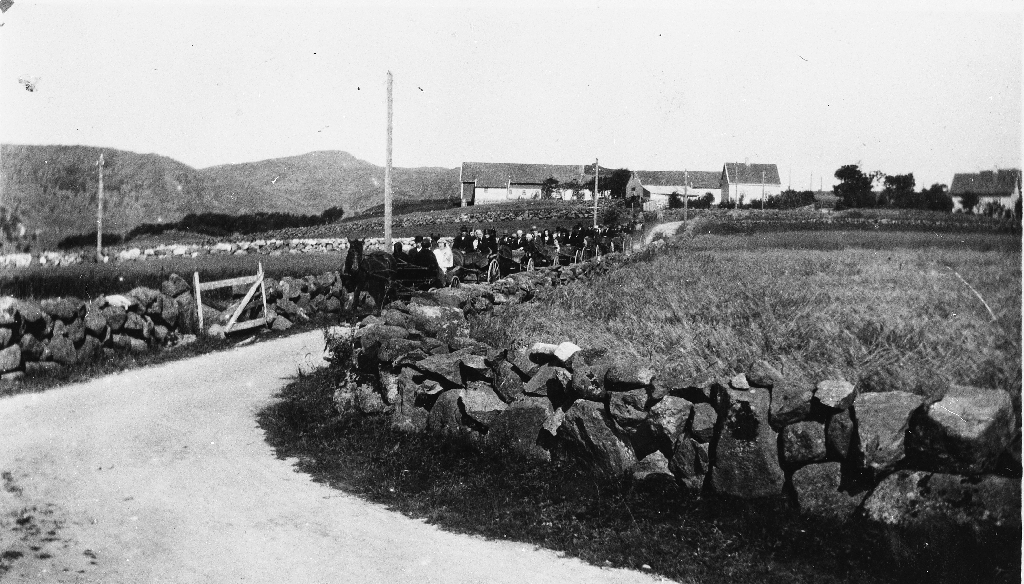 Bryllupsfylgj på veg til kyrkja i 1931. Brudepar er Magnhild f. Høyland og Abraham Time. I bakgrunnen til venstre er garden til Endre Søyland, til høgre garden til Lars Risa. Vegkrysset Høyland - Garpestad.