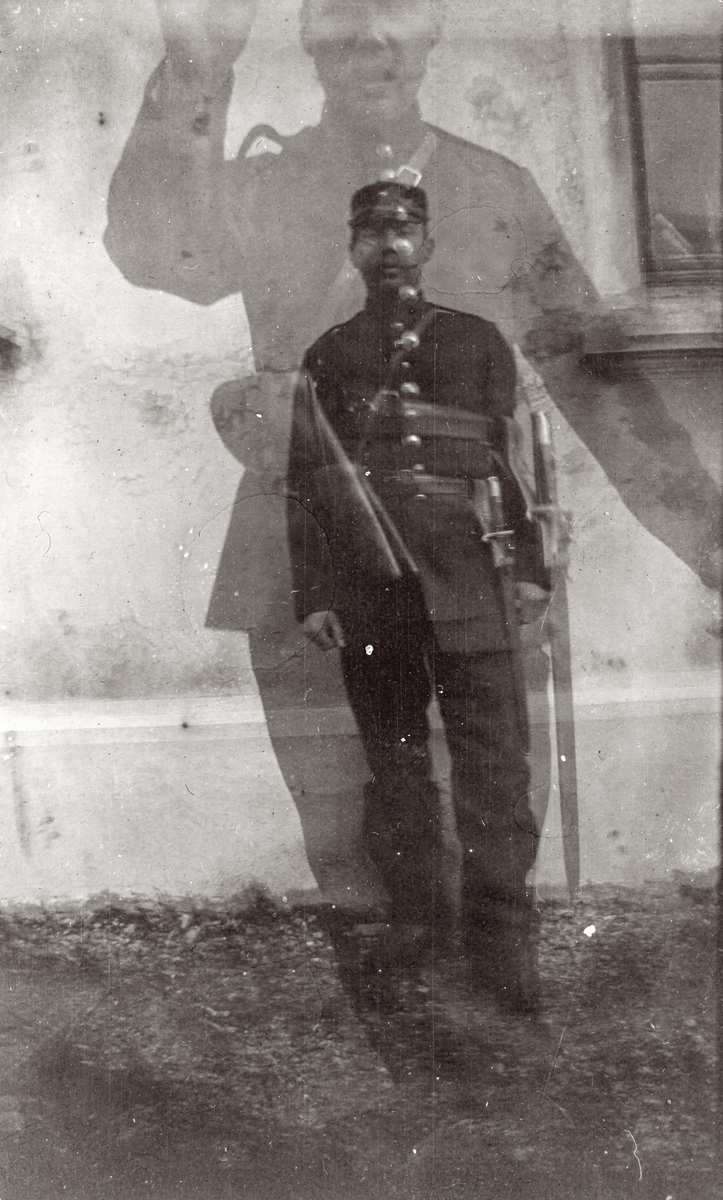 Soldat med bajonett og sverd. Antakeleg omkring 1905