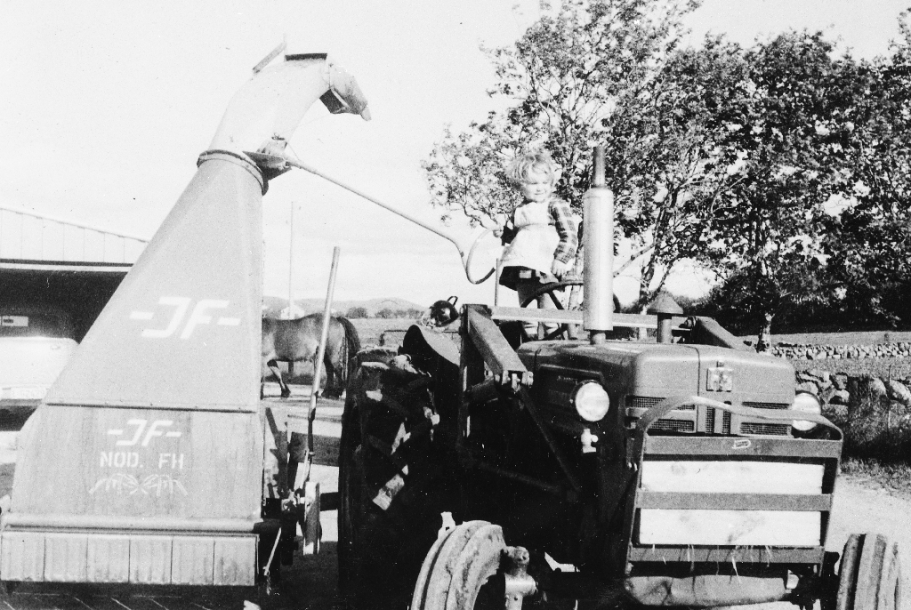 Første forhaustaren kom til Time-garden. Torill Time (14.03.1959 - ) sit på traktoren.