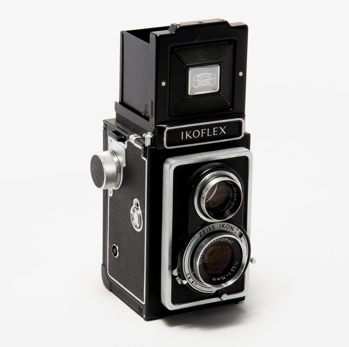 Tvåögd spegelreflexkamera för rullfilm i 120-format, med läderfodral. 
Optik Novar-Anastigmat 1:3,5 f=75 mm. 

Märklapp i kameran: Garantibevis från Hasselblads fotografiska AB, gäller till 1/2 1959.