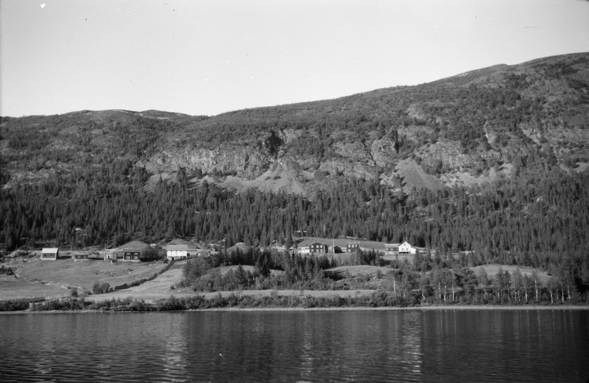 Espedalen, bebyggelse langs vannet - Nordre Megrund til venstre og Søre Megrund til høyre