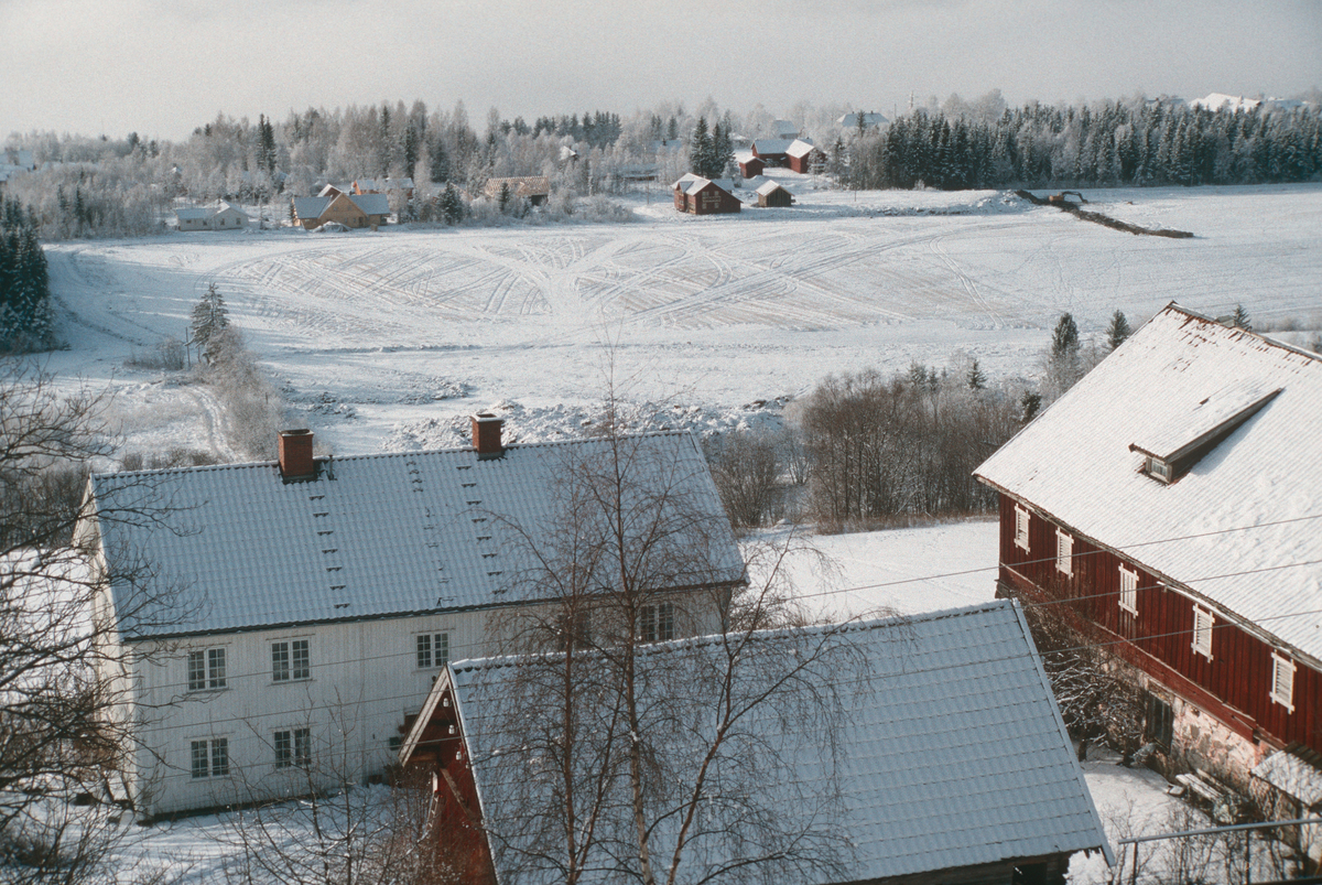 Lillehammer.  Skårsetlia deltakerlandsby skal bygges.  Storberget gård i forgrunnen.  Fakstadmyra, som seinere er blitt bebygd, midt i bildet.  Utsikt mot vest fra Bergesvingen.