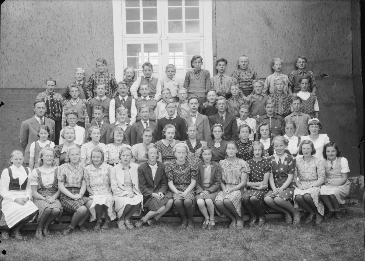 Konfirmanter i Dovre 1940. Presten Ingvald Skaare til venstre