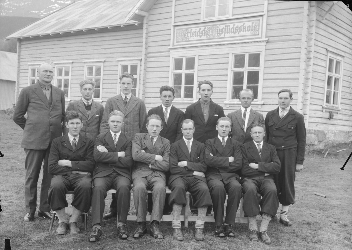Elever og lærer ved Hjerleidske husflidsskole, Mosjordet