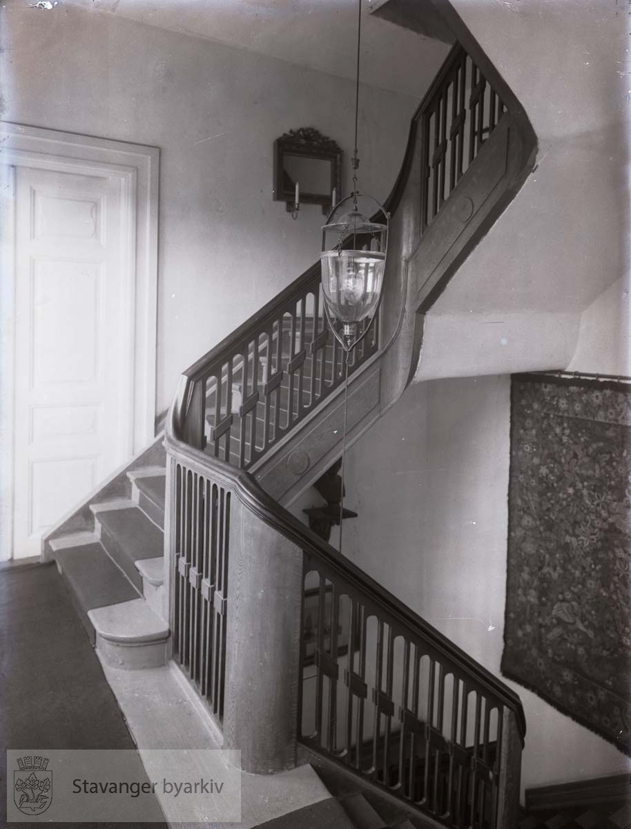 Trappen opp fra trappehallen. Veggteppe eller gobelin t.h.