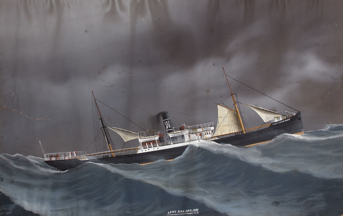 Skipsportrett av DS KONG HAAKON under fart i grov sjø med seilføring. Fører ingen flagg eller vimpel men har skorsteinsmerke til H. M. Wrangel fra Haugesund.