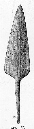 Pilspiss av jern fra vikingtiden funnet på gården Haugen i Østre Toten sommeren 1887.  Mellomform mellom typene R.538 og R.547.