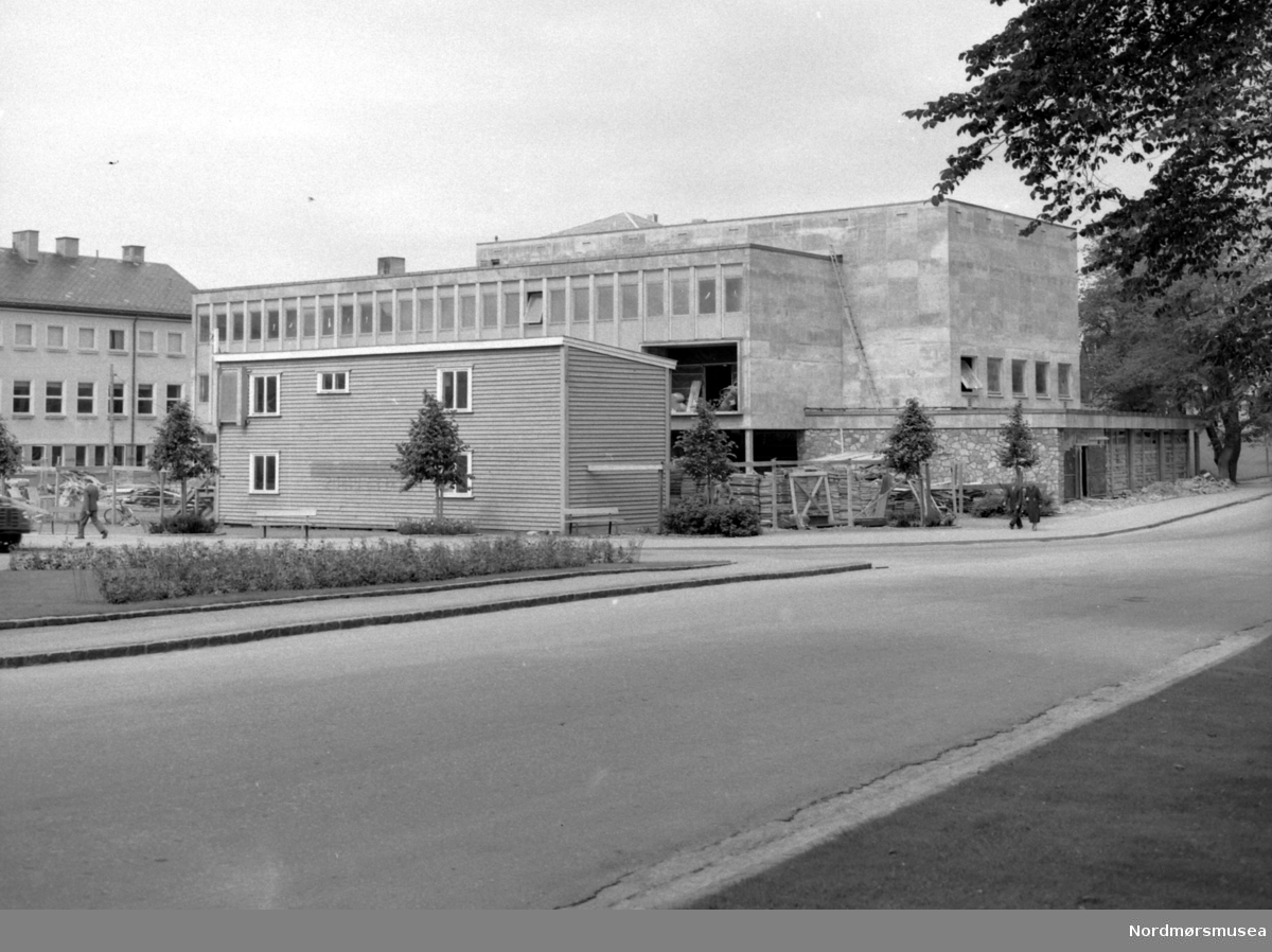 Foto fra Folkets hus på Kongens plass på Kirkelandet i Kristiansund. Bildet kan trolig dateres til 1959. Fotograf er Nils Williams. Fra Nordmøre museums fotosamlinger.