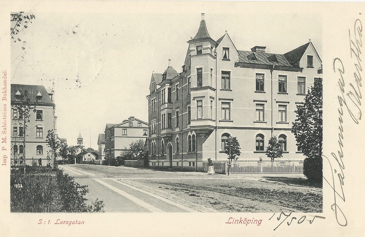 Vykort från Linköping Sankt Larsgatan
gatuvy, Sankt Larsgatan, Linnégatan,
Poststämplat 16 maj 1905
PM Sahlströms bokhandel
