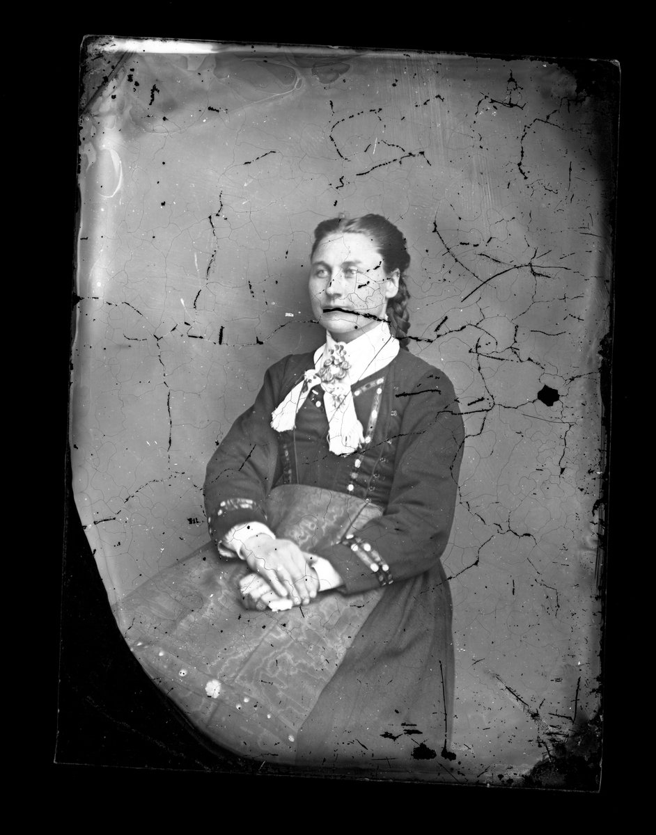 Fotosamling etter fotograf Knut Aslaksen Berdal. f. 1829 Einlaugdalen Vinje, d. 21.01.1895. Portrett av ung kvinne i folkedrakt.