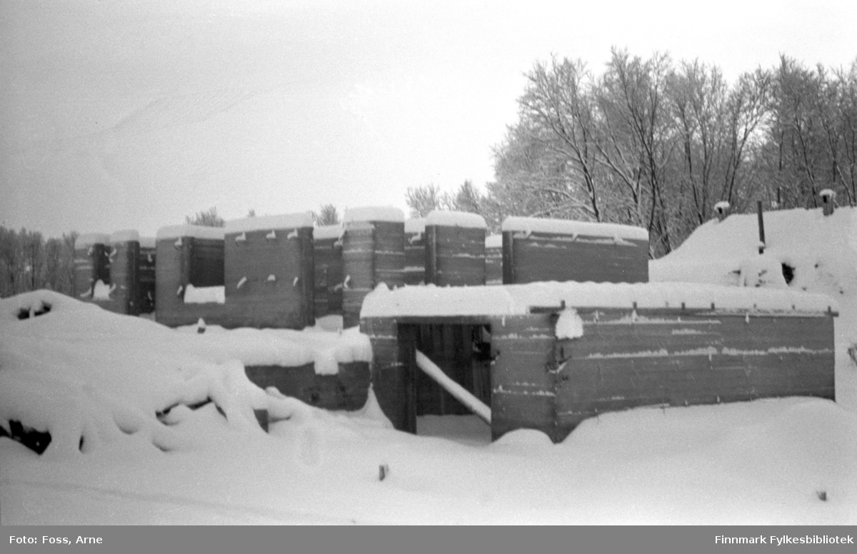 To bilder av et grunnmur til et fjøs/uthus i Bonakas i Tana, november-desember 1946. (FBib.96005-215, FBib.96005-216).