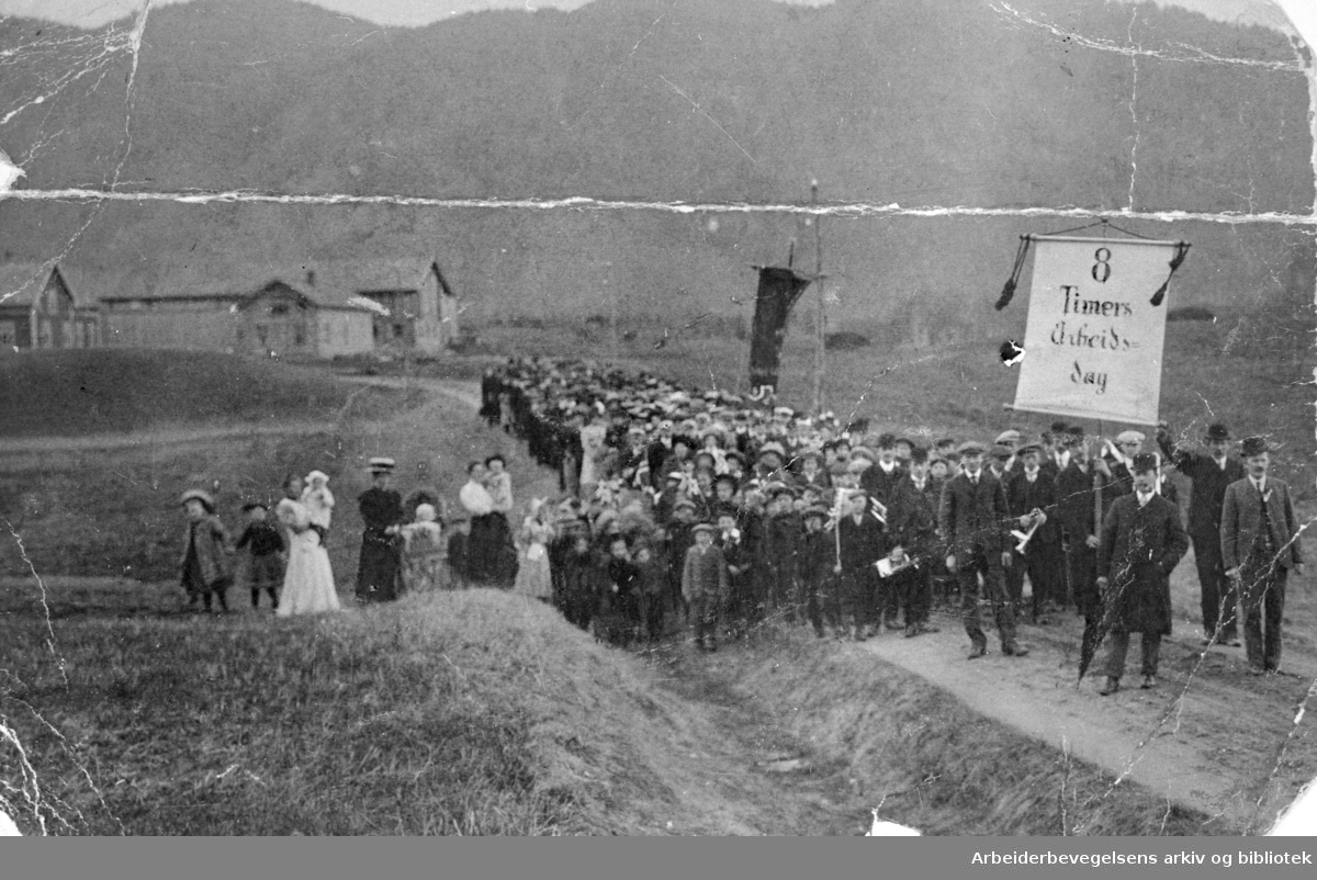 1. mai-demonstrasjon i Hvittingfoss, Buskerud, ca. 1910. Parolen er "8 Timers arbeidsdag".