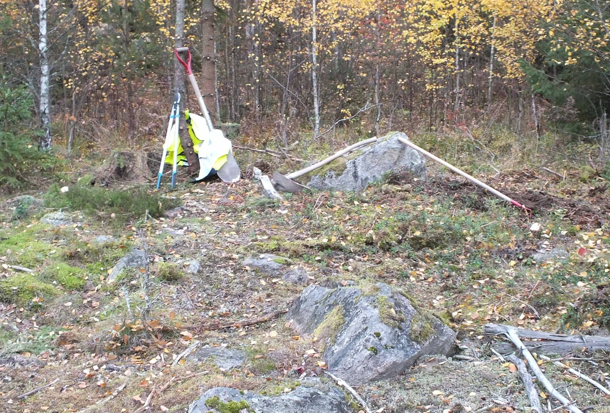 Arkeologisk utredning, stenen med redskapen ingick i stensättningen A760, objekt 30, Fullerö, Uppsala 2018