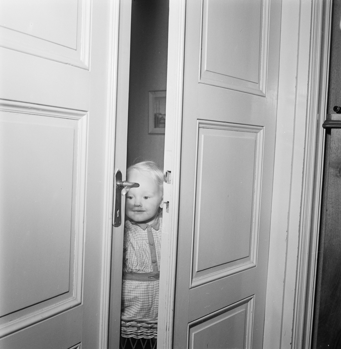 Pojke står vid dörr, Uppsala 1952