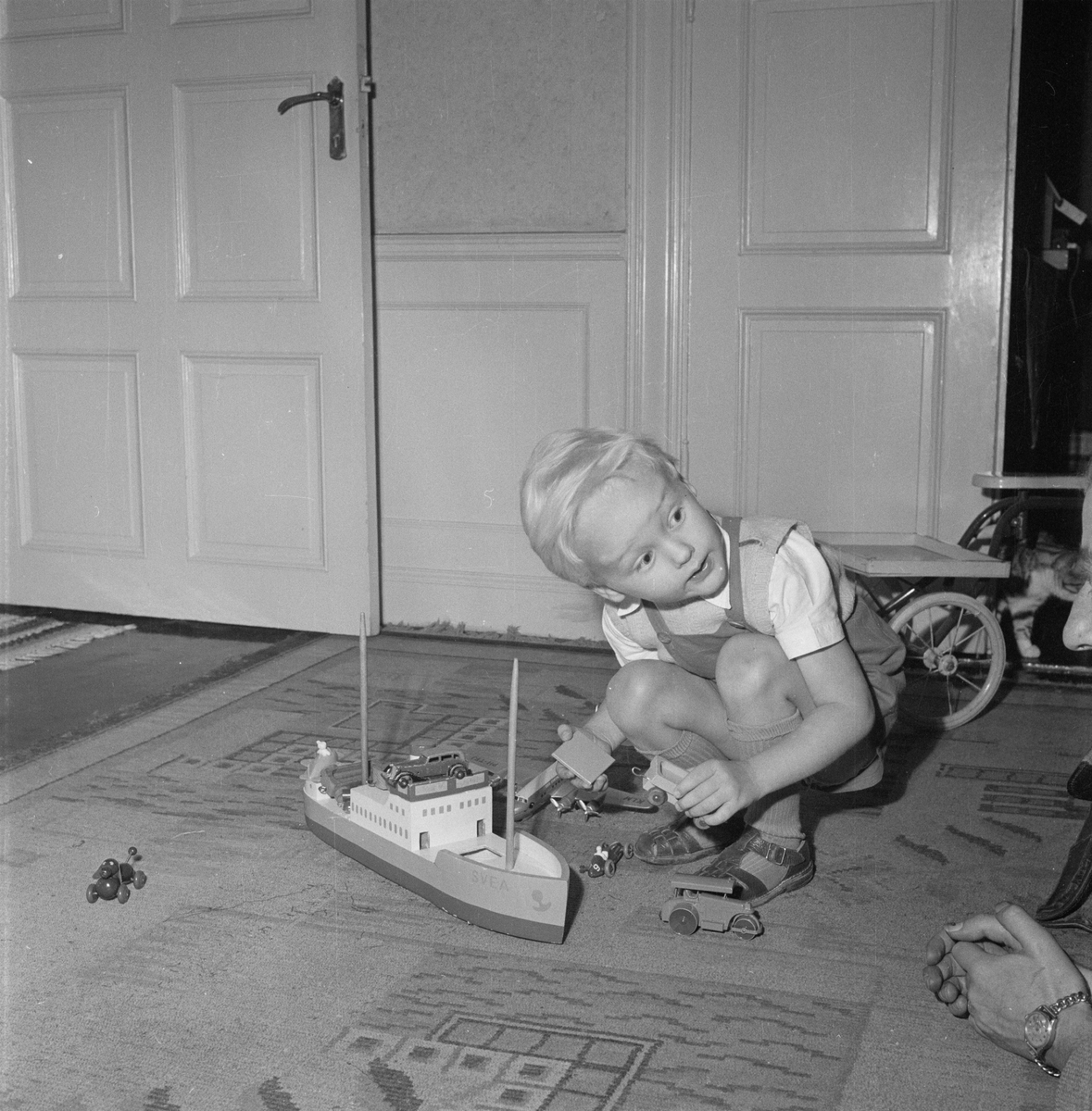 Pojke leker med båt, Uppsala 1954