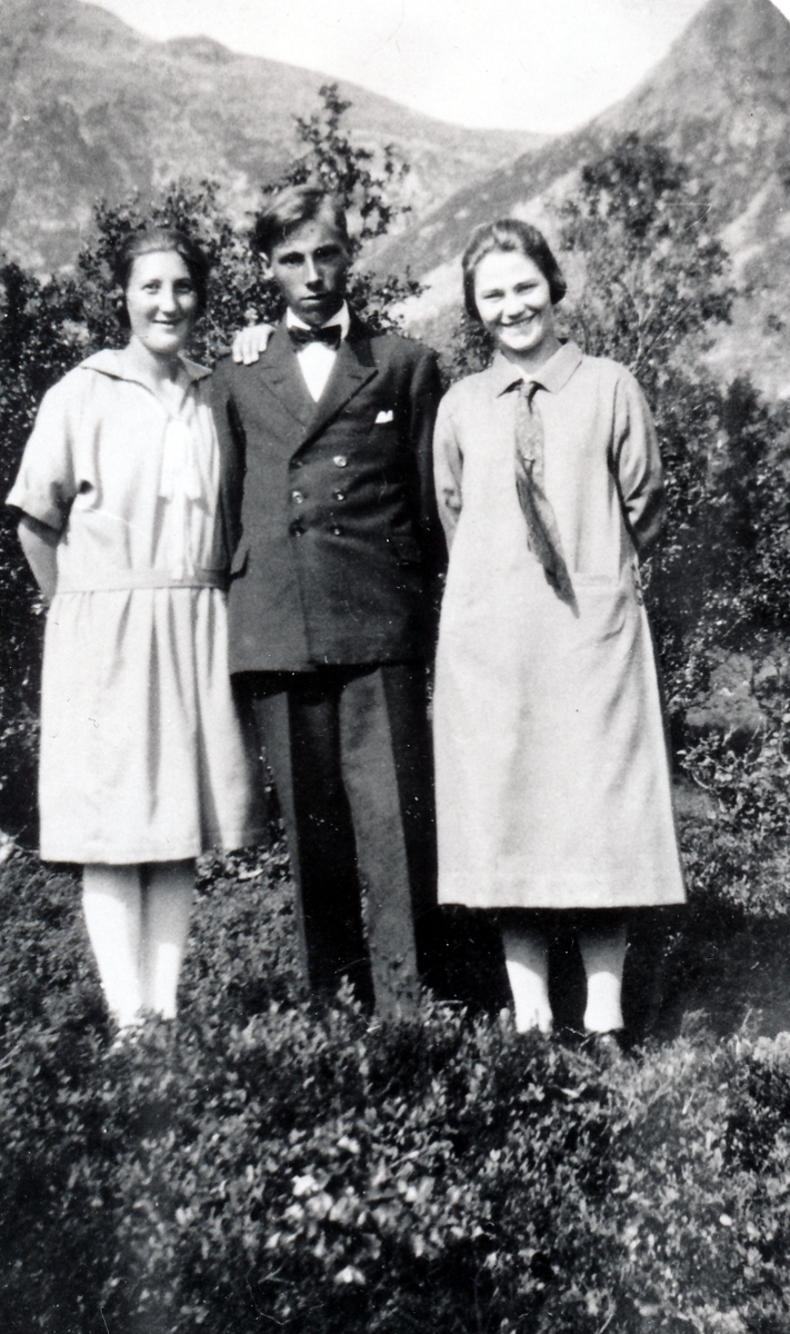 Tre ungdommer. Stonglandseidet 1923