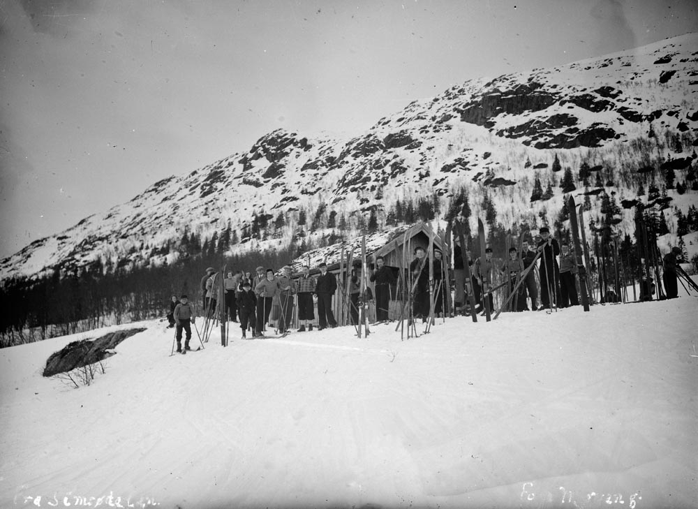 Leirfjord, Simsødalen. Sandnessjøhytta i Simsødalen. Mange folk har samlet seg til skitur i deilig vintervær.
Bildet er brukt i Leirfjordkalenderen - februar 2018.