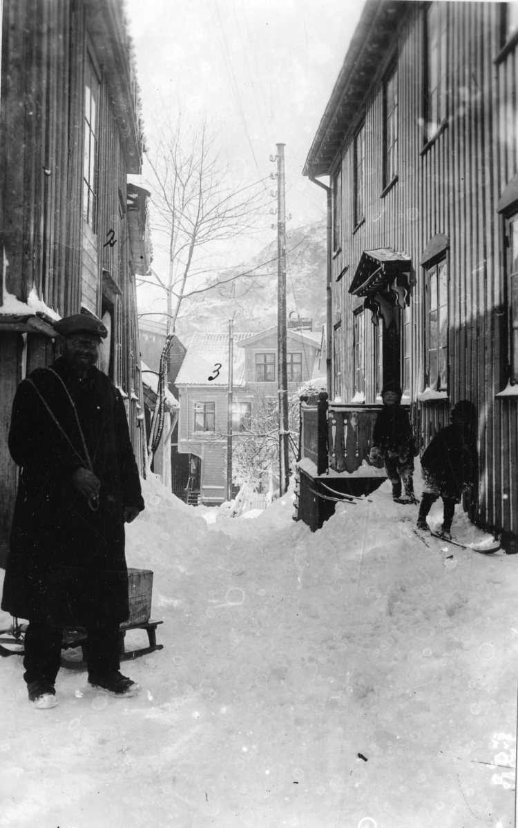 Gateparti i Kragerø - "Reke-Karl" i Skippergata på Andølingen,sett mot vest. vintern 1908.