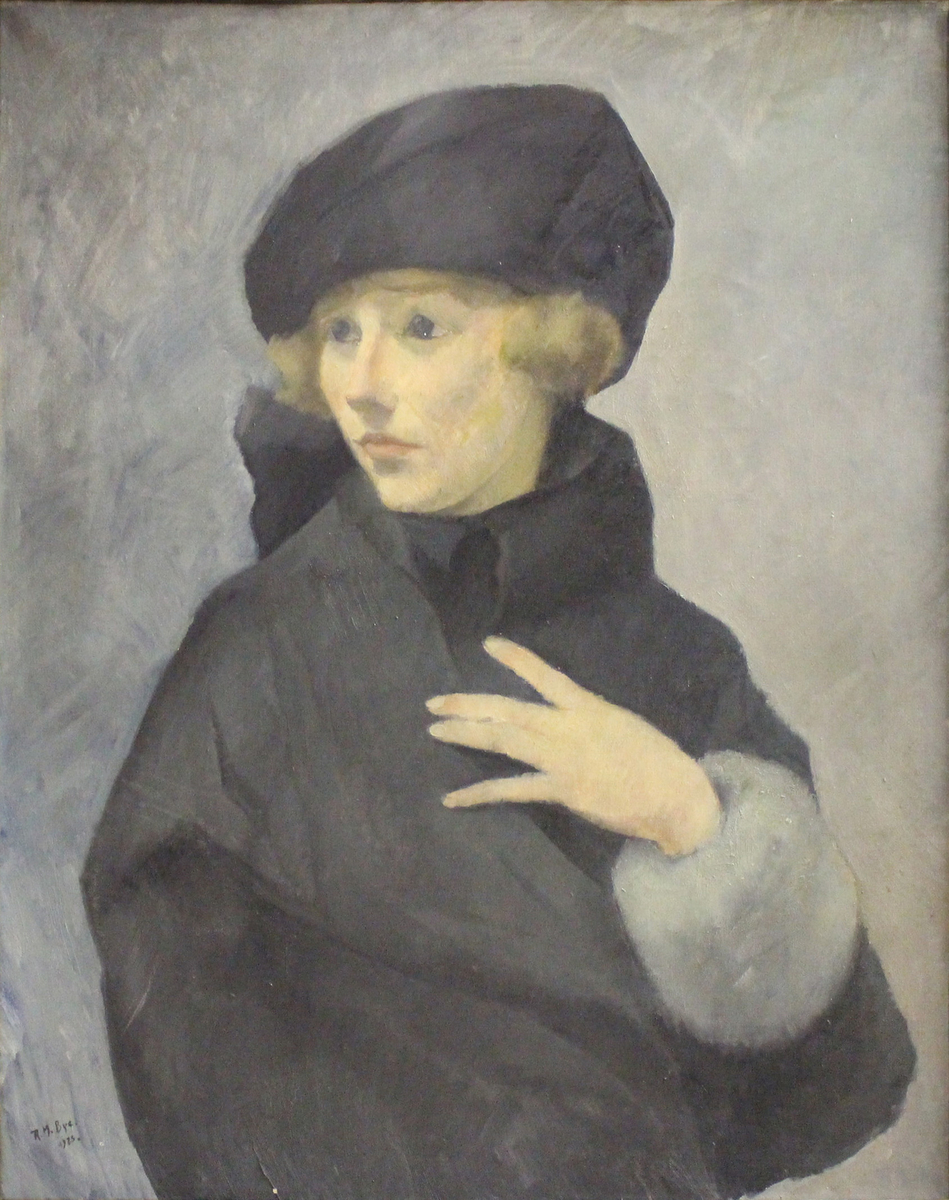 Portrett av kvinne i halvfigur med hatt og mørke klær.