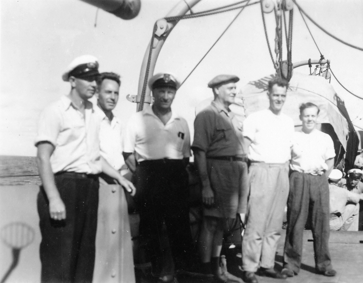 Frigitte norske krigsfanger fra M/S 'Ramses' stående på dekk til HMAS 'Adelaide'.