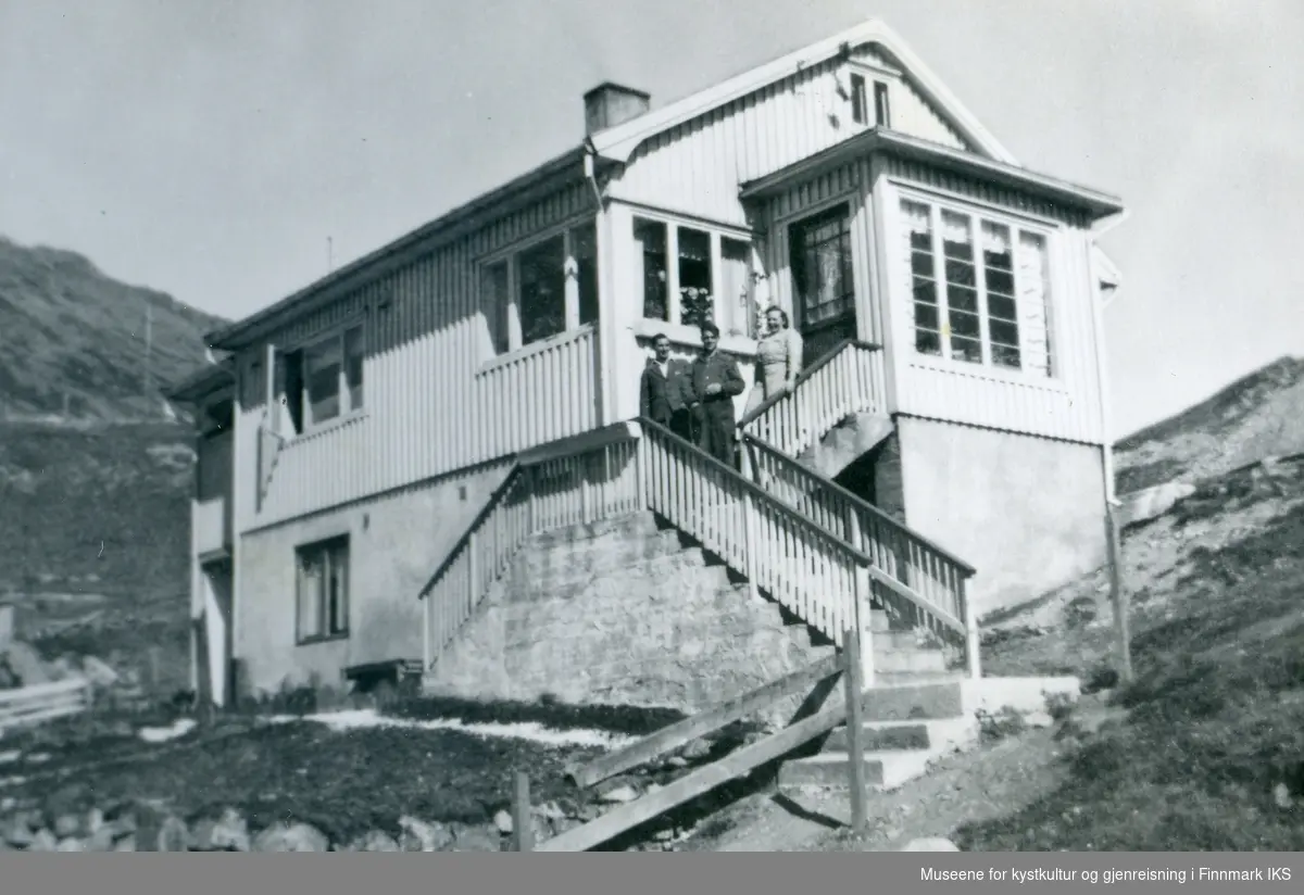 Honningsvåg. Familien Grøttas nye hus i Elvedalen. Dem flyttet inn her i 1948 etter å ha bodd i en brakke i Løkkebukta. Bilde er fra sommeren 1949.