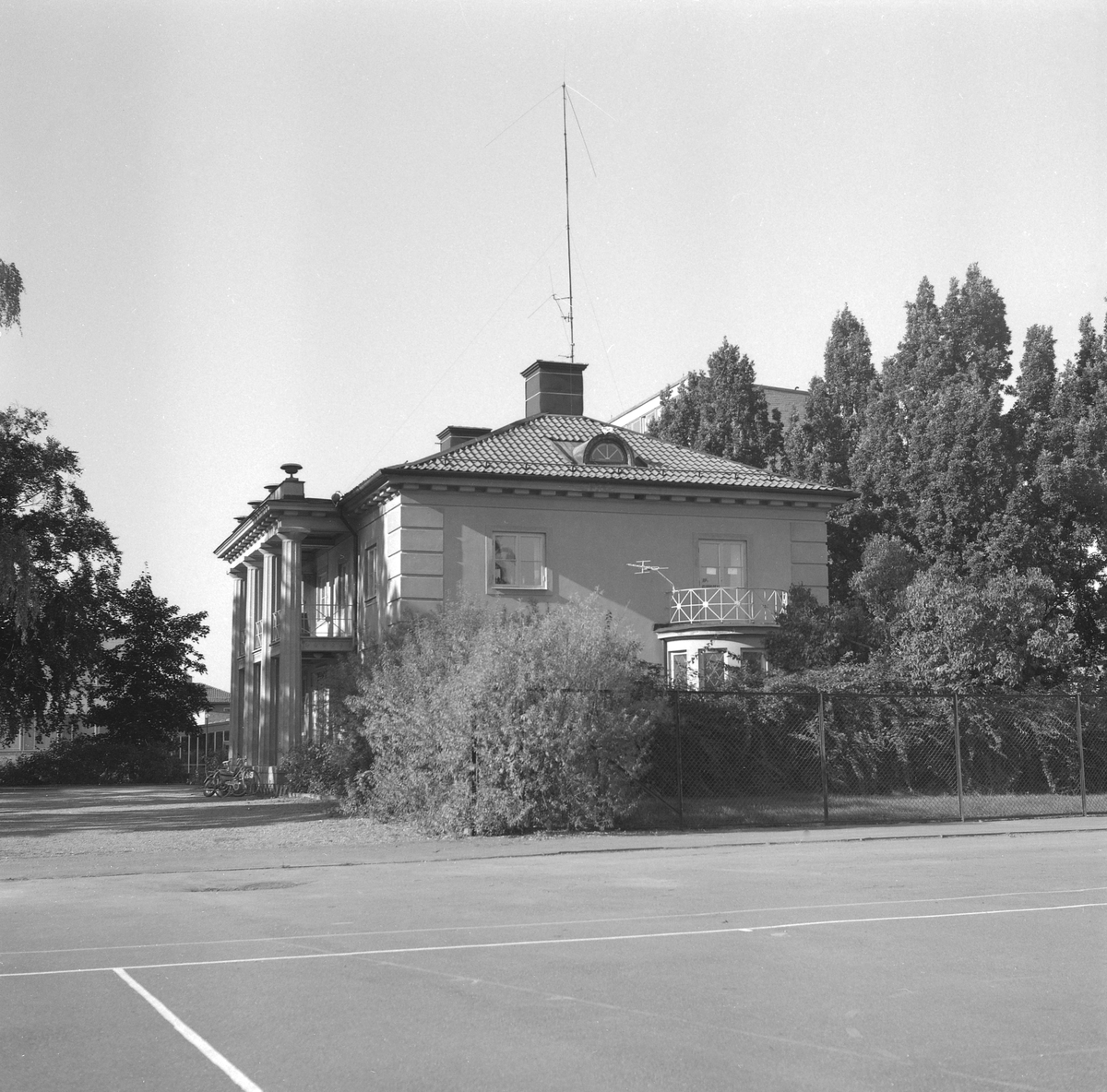 Risbrinksgården i Linköping 1977. Den pampiga fastigheten uppfördes 1923-24 som bostad åt direktör Axel Filip Janzon, som vid tiden drev Risbrinkens handelsträdgård.