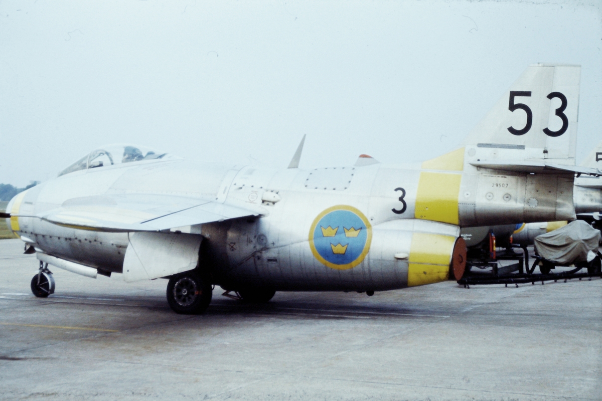 Flygplan J 29 507 som målbogserarflygplan kod 3-53 på Malmen 1976. Vy snett bakifrån.