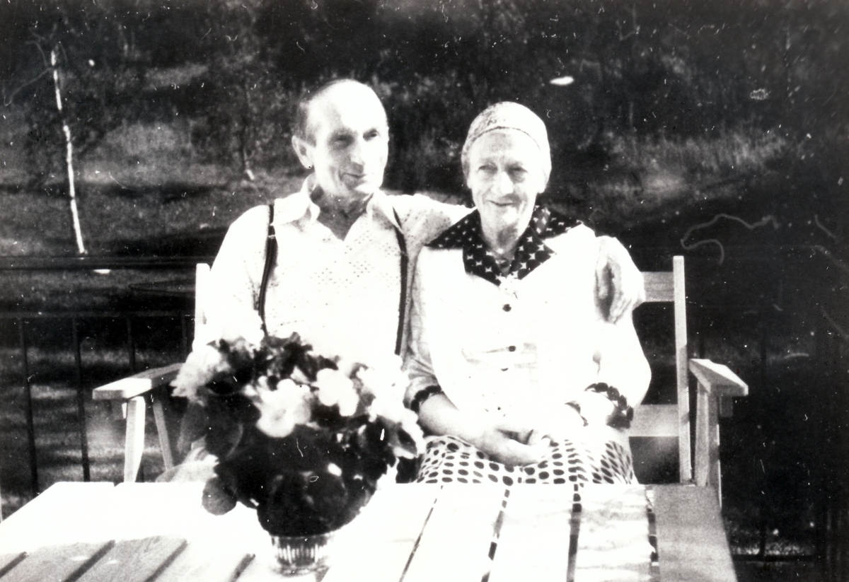Ekteparet Sigrunn og Oskar Lynghaug, Stonglandseidet. 1978-79