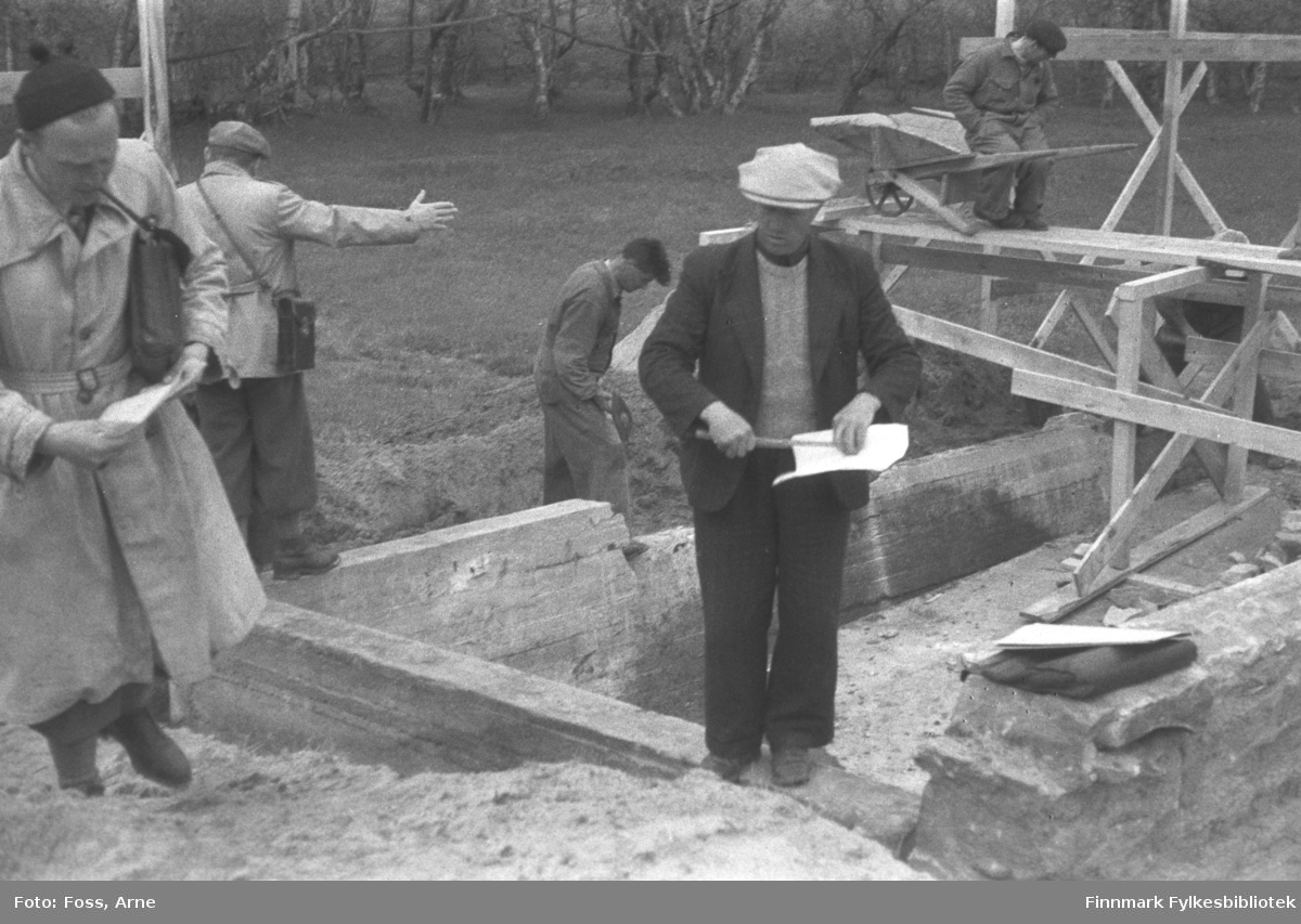 Et nytt hus under bygging, muligens i Bonakas i Tana, i juni-juli 1946.
