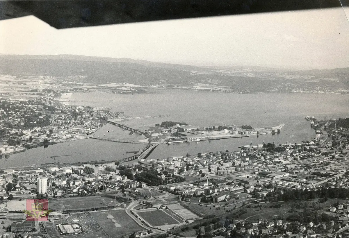 Jernbane- og vegbruer over Drammenselva, retning fra Strømsø-siden med ...