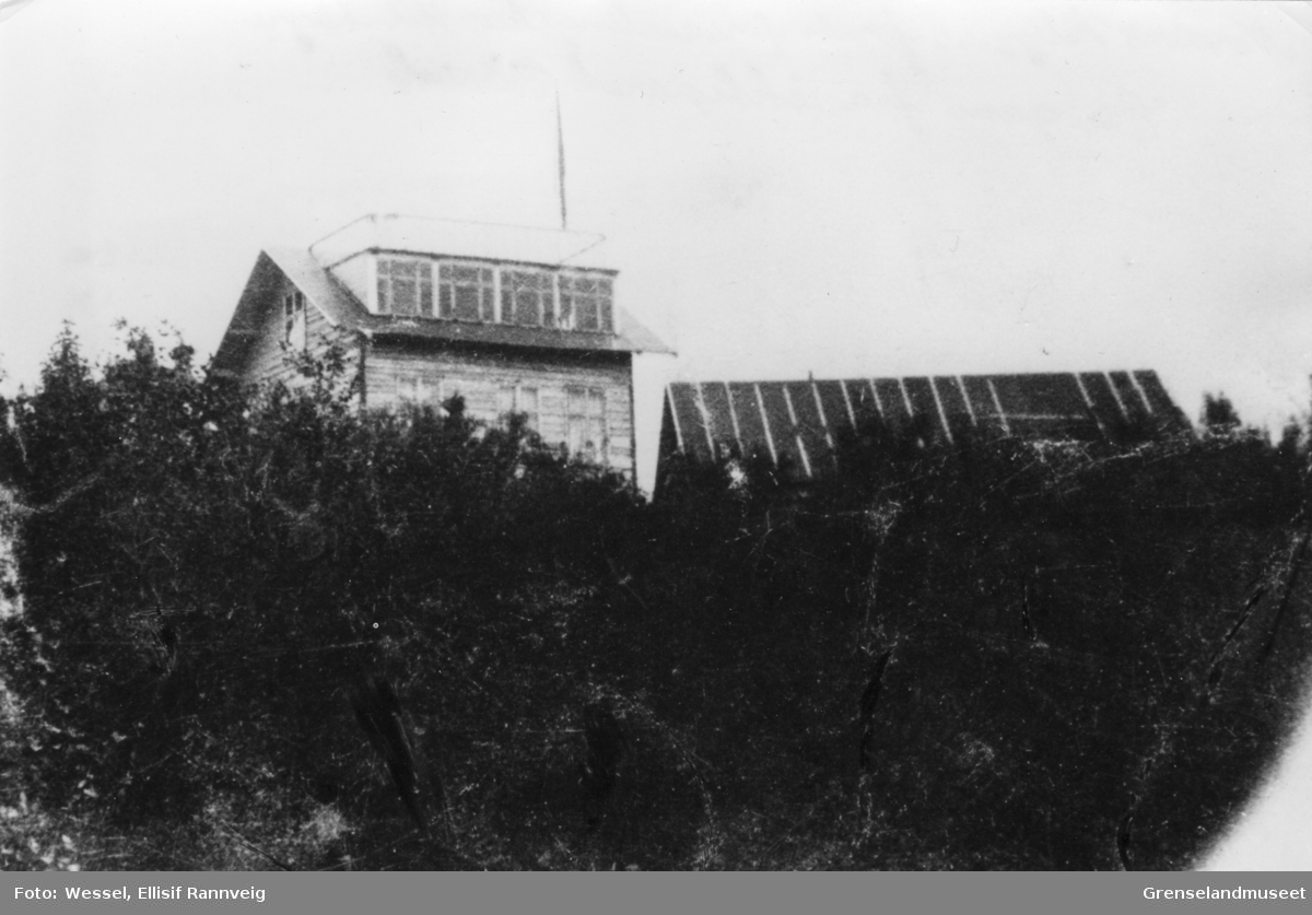 Ellisif Wessels hus der russiske revolusjonære bodde. Vi ser taket på Nordens Klippes forsamlingshus til høyre. Begge husene lå på Wessels tomt.